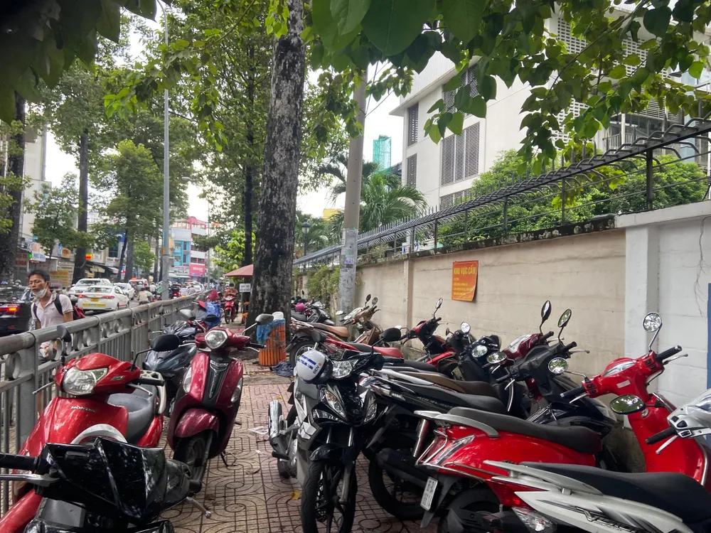 Bãi giữ xe đông đúc khu vực Bệnh viện Chợ Rẫy, quận 5.