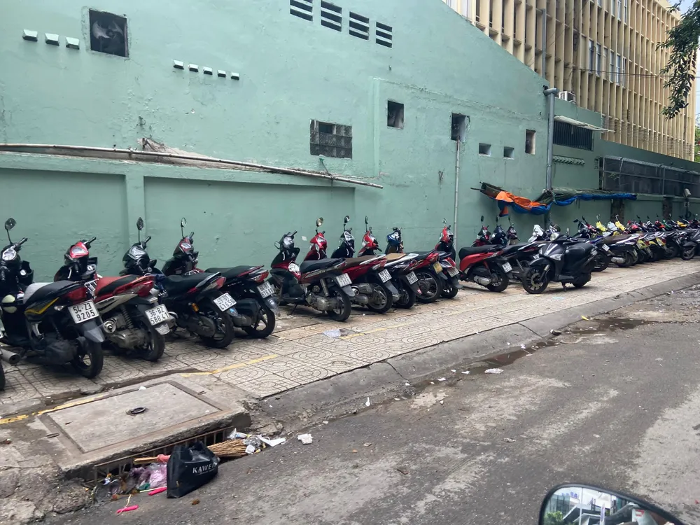 Vỉa hè đường Đặng Thái Thân, cạnh Bệnh viện Đại học Y Dược, phường 11, quận 5 vẫn còn bị chiếm dụng để giữ xe.