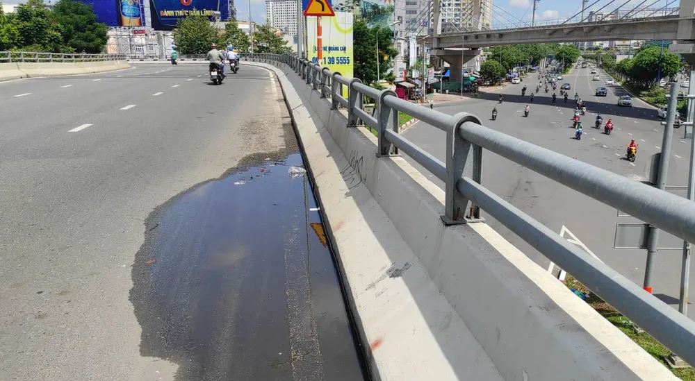 Nước không thoát được khi các nắp chắn rác bị mất. Ảnh: HH.