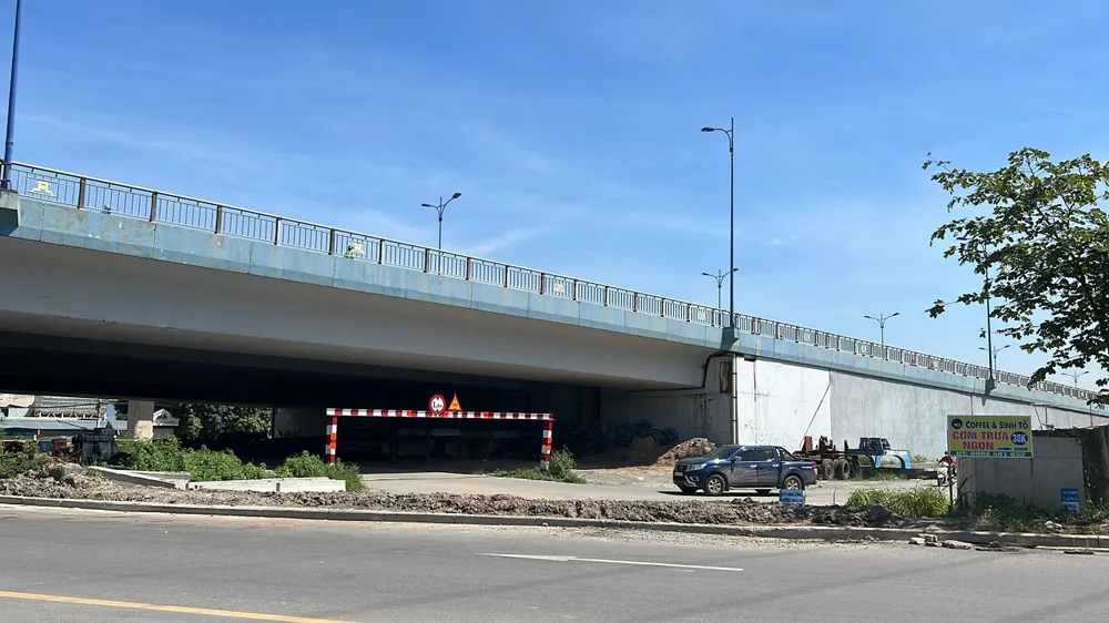 Một ô tô khác di chuyển ngược chiều. Ảnh: ĐT. Một ô tô khác di chuyển ngược chiều. Ảnh: ĐT.