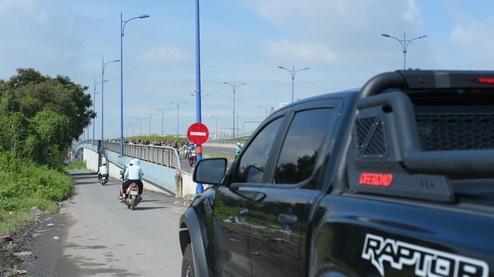 Dù có biển cấm chiếc xe này vẫn đi vào đường ngược chiều. Ảnh: HỮU HƯỚNG. Dù có biển cấm chiếc xe này vẫn đi vào đường ngược chiều. Ảnh: HỮU HƯỚNG.