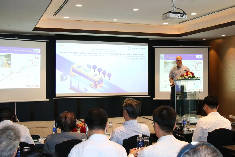Hội thảo về phương án xe buýt điện cho tuyến BRT số 1. Ảnh: CTV.