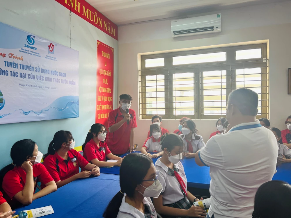 Các học sinh tham gia, tìm hiểu về phương án khai thác nước ngầm. Ảnh: ĐT.