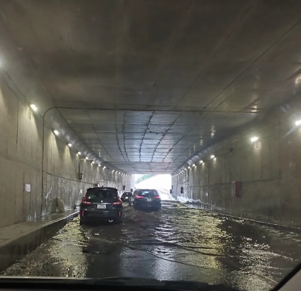Ô tô bị ngập nặng ở hầm chui An Sương. Ảnh: Quỳnh Danh.