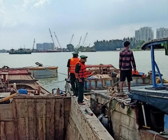 2 ghe gỗ bị bắt tại khu vực tắc sông trà thuộc xã Phú Xuân, huyện Nhà Bè. Ảnh: CTV.