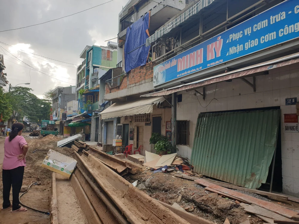 Vật liệu xây dựng ngáng đường, ảnh hưởng tới việc sinh hoạt cũng như đi lại của người dân.
