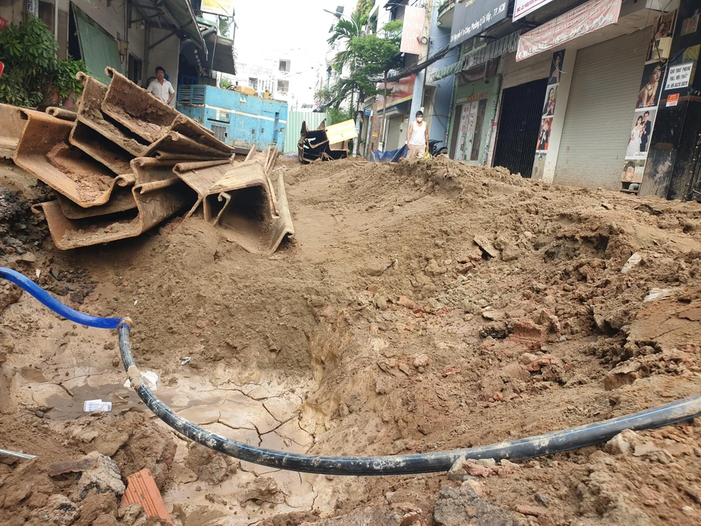 Vật liệu xây dựng choáng nguyên mặt đường.