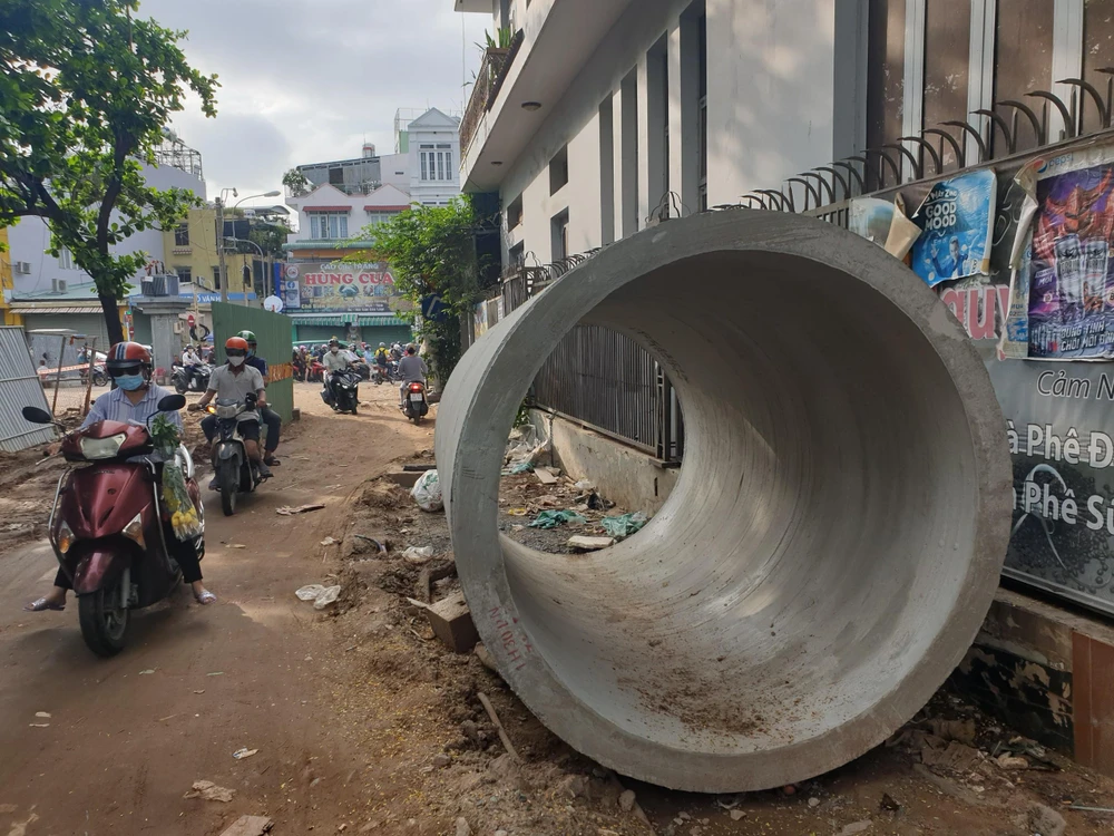 Chủ đầu tư yêu cầu đơn vị thi công phải đẩy nhanh tiến độ.