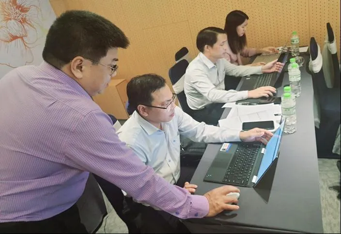 Giảng viên Chung Tấn Lộc hướng dẫn trực tiếp học viên bài tập thực hành.