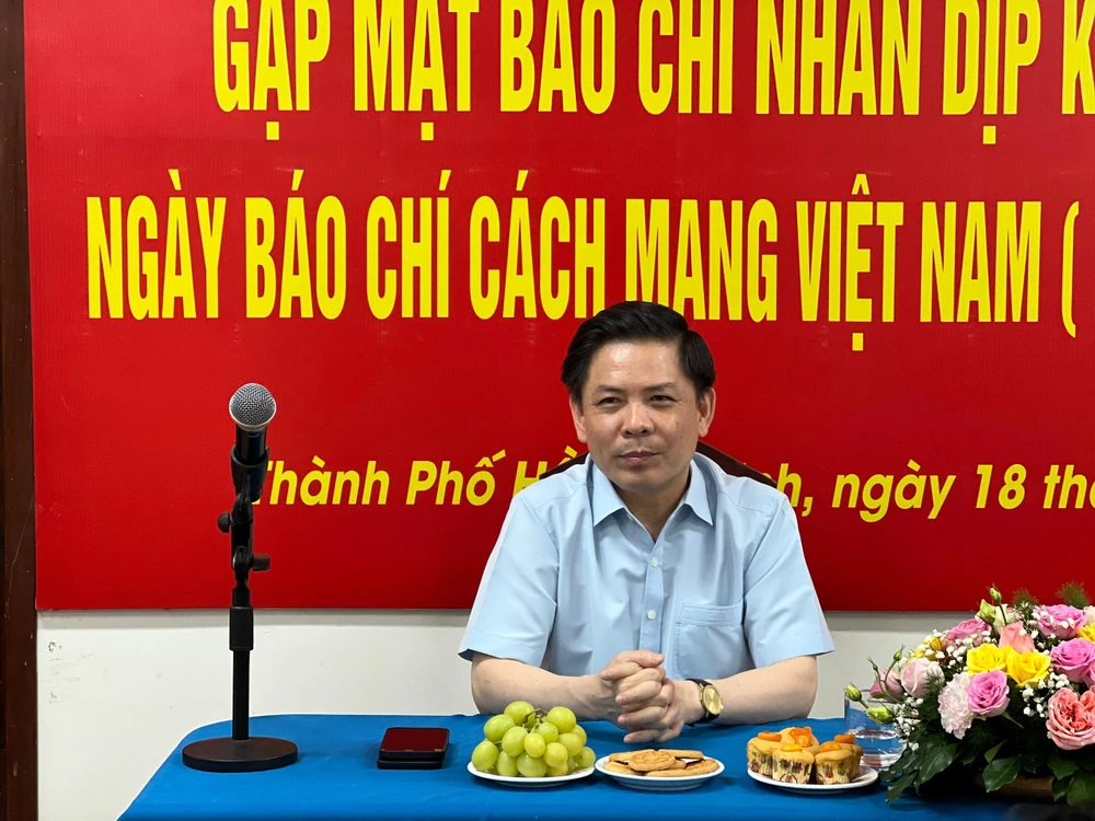 Bộ trưởng Bộ GTVT Nguyễn Văn Thể trao đổi với báo chí. Ảnh: ĐT.