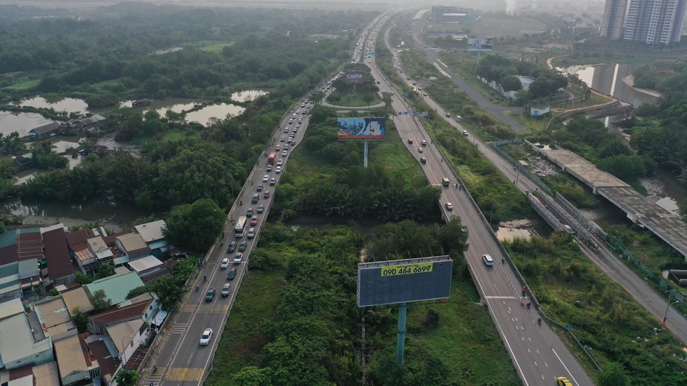 Theo ghi nhận, nhiều xe có dán thẻ ETC đã qua trạm rất thuận lợi, cũng có xe đã dán thẻ ETC nhưng tài khoản không còn tiền thì được yêu cầu mua vé.