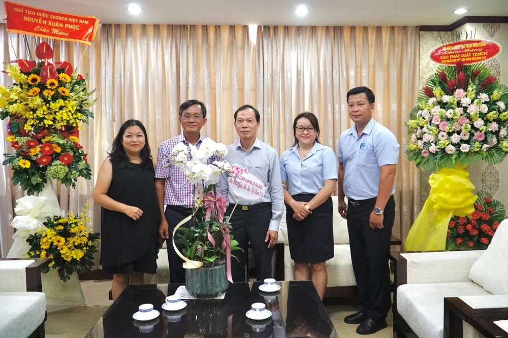 Đại diện Bệnh viện Ung bướu TP.HCM làm việc và chúc mừng báo Pháp Luật TP.HCM. Ảnh: BẢO PHƯƠNG Đại diện Bệnh viện Ung bướu TP.HCM làm việc và chúc mừng báo Pháp Luật TP.HCM. Ảnh: BẢO PHƯƠNG