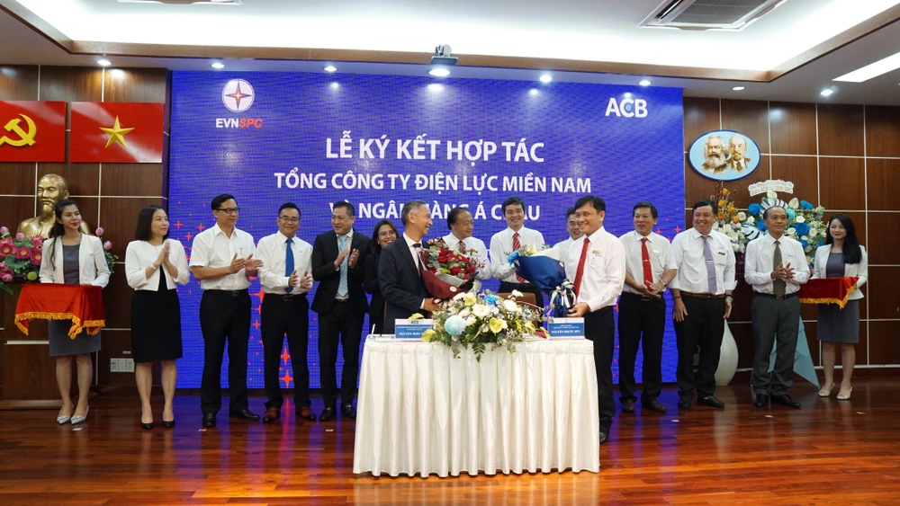 Đại diện EVNSPC và ACB ký kết thỏa thuận hợp tác.