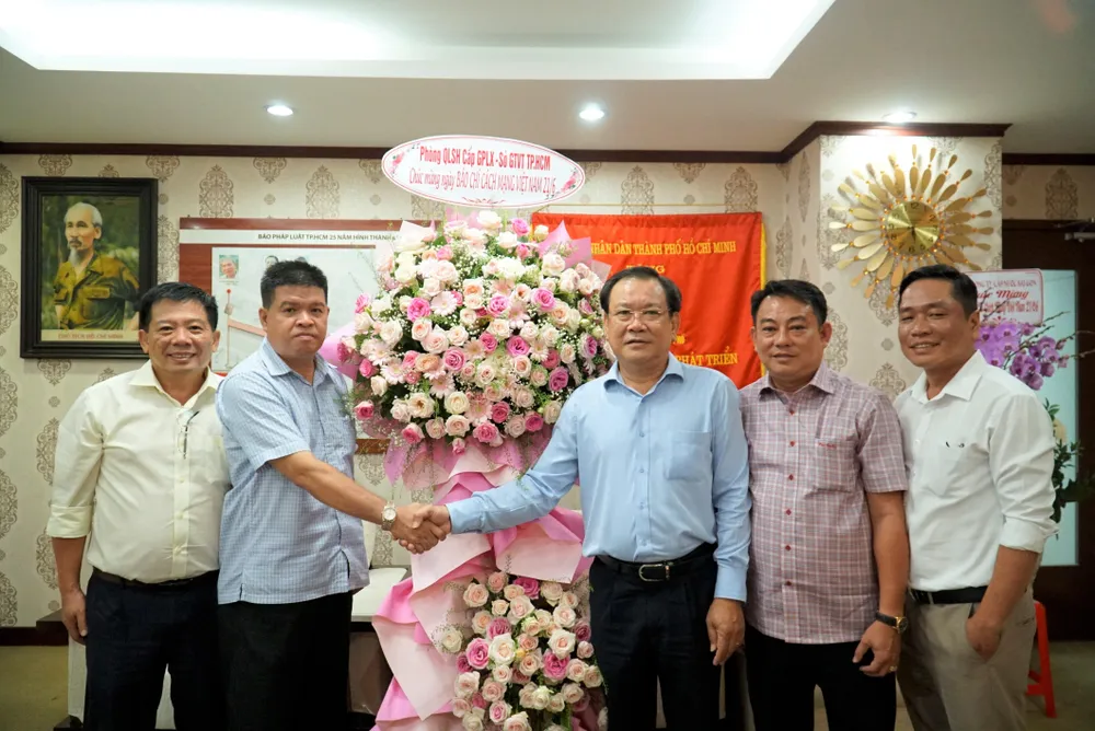 Chiều cùng ngày, ông Bùi Hoà An - Phó Giám đốc Sở GTVT TP.HCM cũng đã tới thăm Báo Pháp Luật TP.HCM nhân dịp Kỷ niệm 97 năm Ngày báo chí cách mạng Việt Nam. Ảnh: HUỲNH THƠ