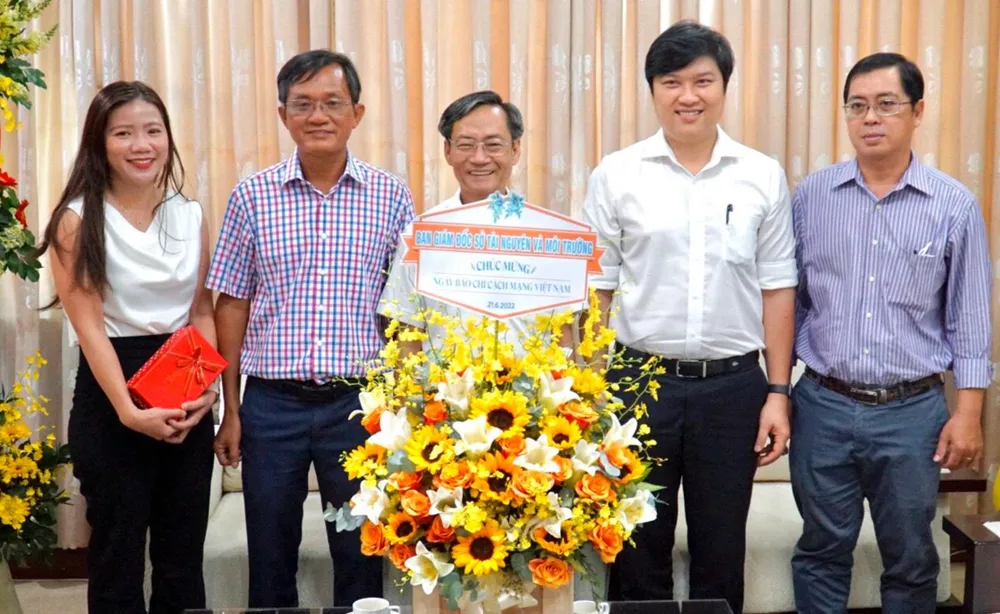 Sở TN&MT TP.HCM tới thăm và chúc mừng báo Pháp Luật TP.HCM. Ảnh: BẢO PHƯƠNG Sở TN&MT TP.HCM tới thăm và chúc mừng báo Pháp Luật TP.HCM. Ảnh: BẢO PHƯƠNG