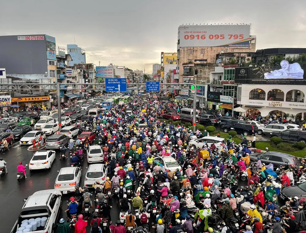 Thu phí cũng là phương án giảm thiểu phương tiện cá nhân. thu phí ô tô vào trung tâm TP.HCM