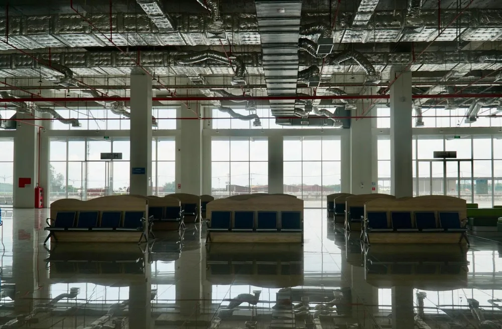 Các băng ghế vắng bóng hành khách. Ảnh: BẢO PHƯƠNG.