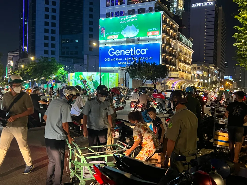 Thời gian gần đây, lực lượng chức năng đã ra quân xử lý các trường hợp đậu xe, buôn bán dưới lòng đường. Ảnh: HUỲNH THƠ.