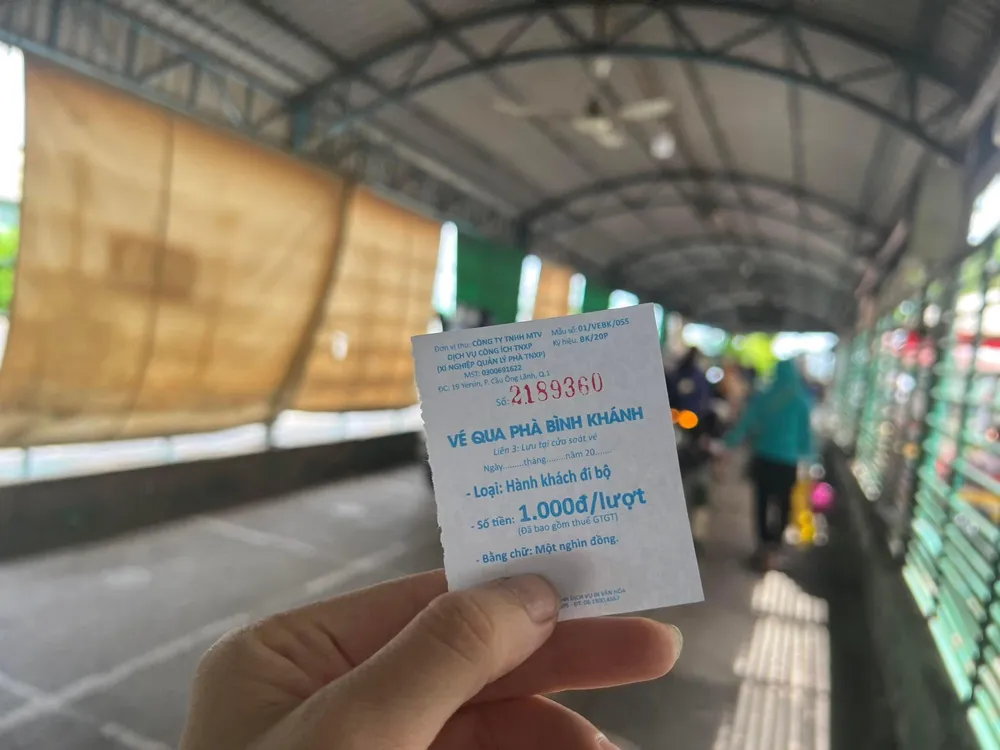 Hiện giá vé cho người đi bộ và đi xe đạp vẫn là 1.000 đồng/người. Ảnh: ĐT.