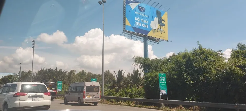 Trạm thu phí Long Phước sử dụng thẻ VETC. Ảnh: LAN THY.