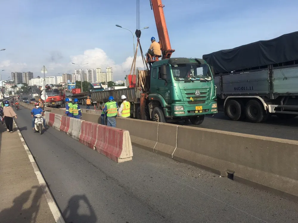 Càng về trưa khu vực cầu Phú Mỹ càng ùn ứ. Ảnh: NQ. Càng về trưa khu vực cầu Phú Mỹ càng ùn ứ. Ảnh: NQ.