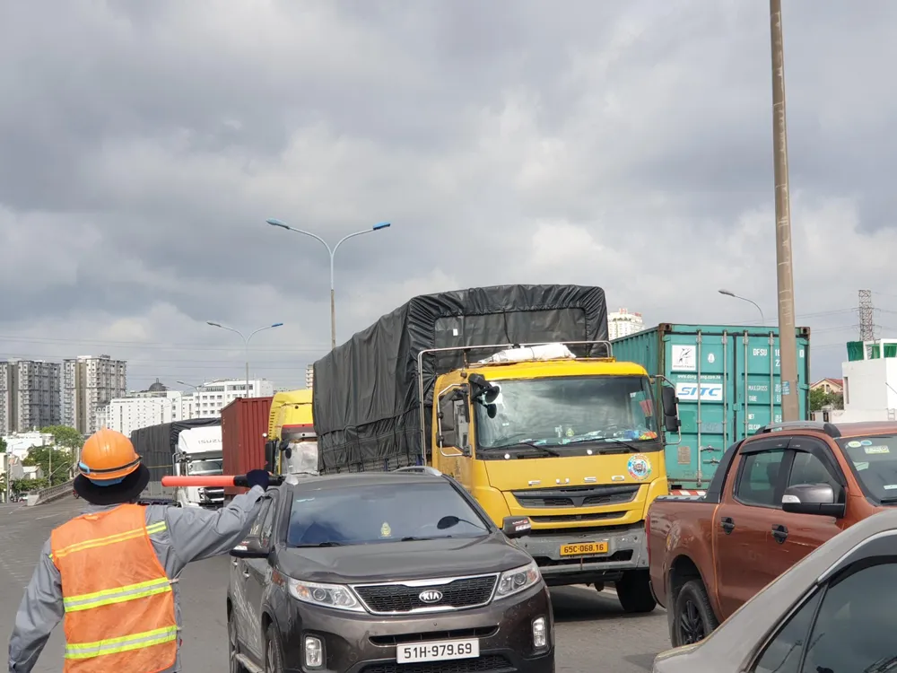 Các ô tô xếp hàng qua khu vực sửa chữa. Ảnh: NQ. Các ô tô xếp hàng qua khu vực sửa chữa. Ảnh: NQ.