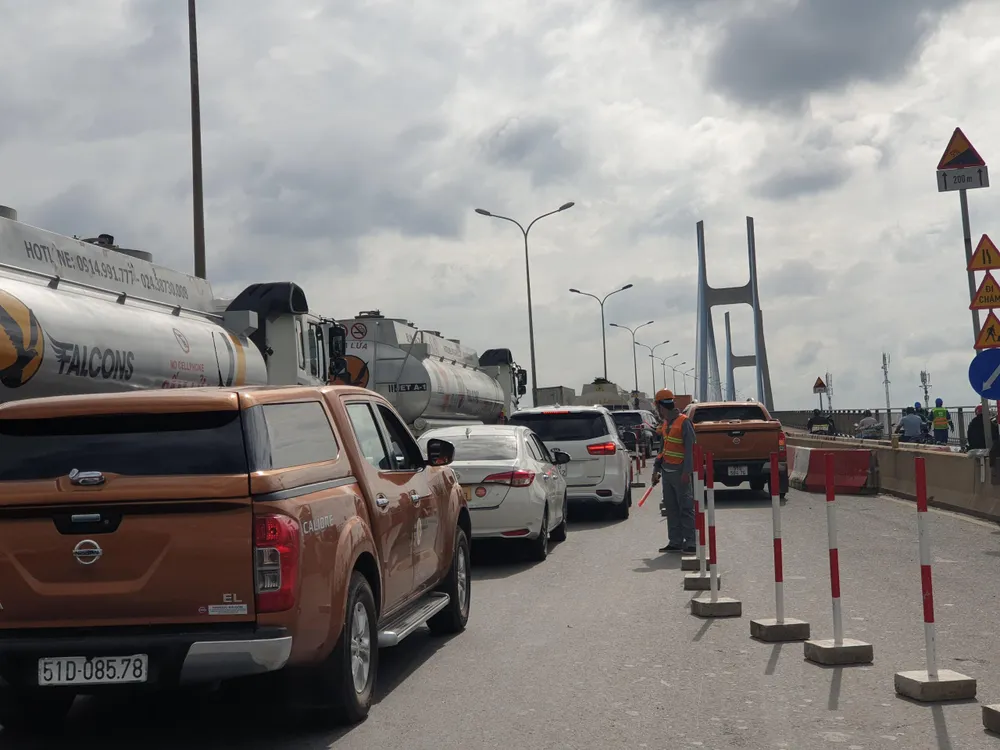 Lượng phương tiện đi lại rất đông trong ngày 2-7. Ảnh: NQ. Lượng phương tiện đi lại rất đông trong ngày 2-7. Ảnh: NQ.