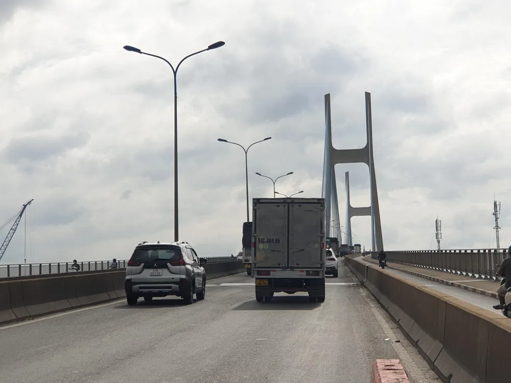 Cầu Phú Mỹ là một trong những tuyến đường có lượng phương tiện đi lại rất đông. Ảnh: NQ. Cầu Phú Mỹ là một trong những tuyến đường có lượng phương tiện đi lại rất đông. Ảnh: NQ.