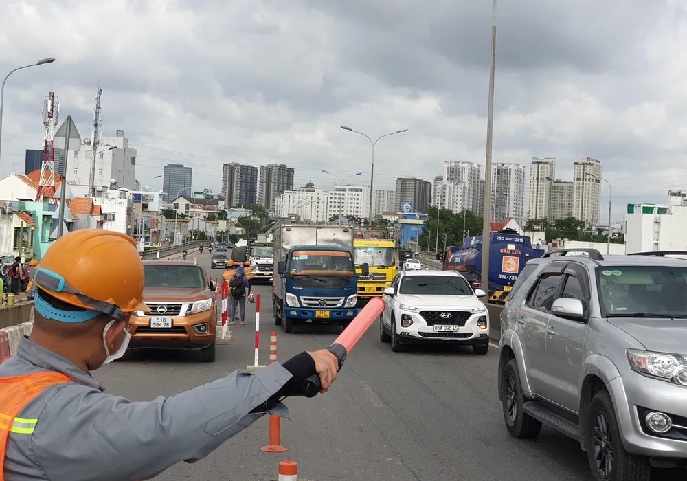 Từ sáng ngày 2-7 tình trạng ùn ứ trên cầu Phú Mỹ đã bắt đầu xảy ra. Ảnh: NQ. Từ sáng ngày 2-7 tình trạng ùn ứ trên cầu Phú Mỹ đã bắt đầu xảy ra. Ảnh: NQ.