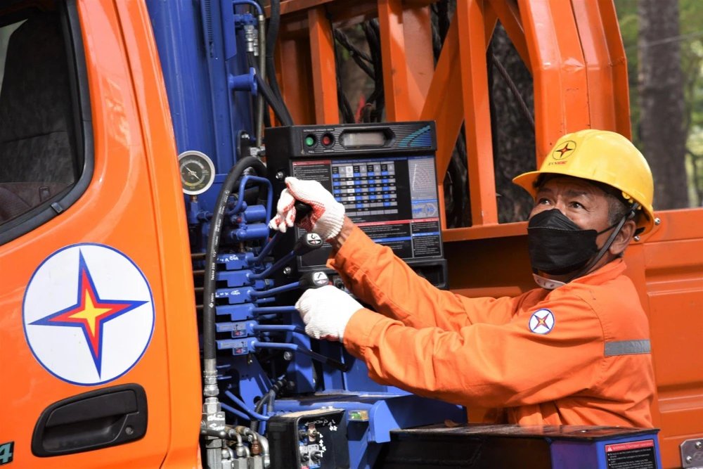 Công nhân điện lực đang cẩu thiết bị thay thế trong công tác bảo trì lưới điện. Ảnh: HT.