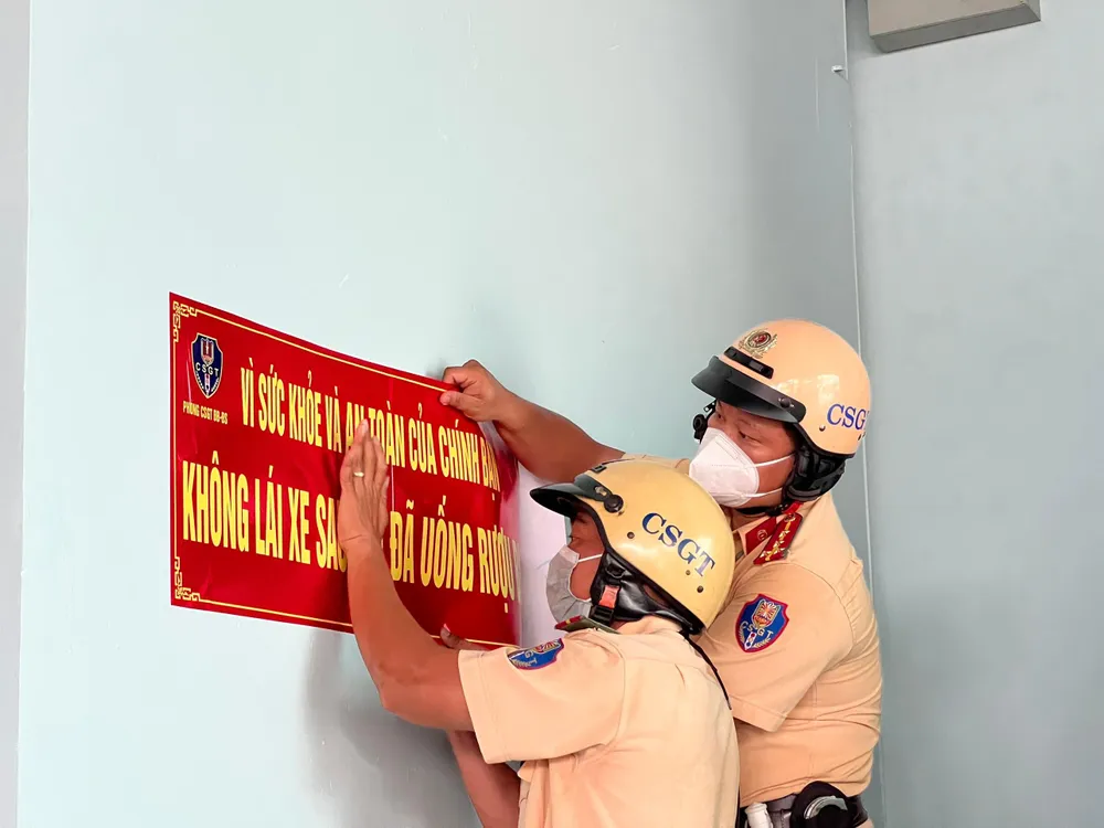 Băng rôn "không lái xe sau khi đã uống rượu, bia" đã được CSGT dán để tuyên truyền đến người dân. Ảnh: CTV. Băng rôn "không lái xe sau khi đã uống rượu, bia" đã được CSGT dán để tuyên truyền đến người dân. Ảnh: CTV.