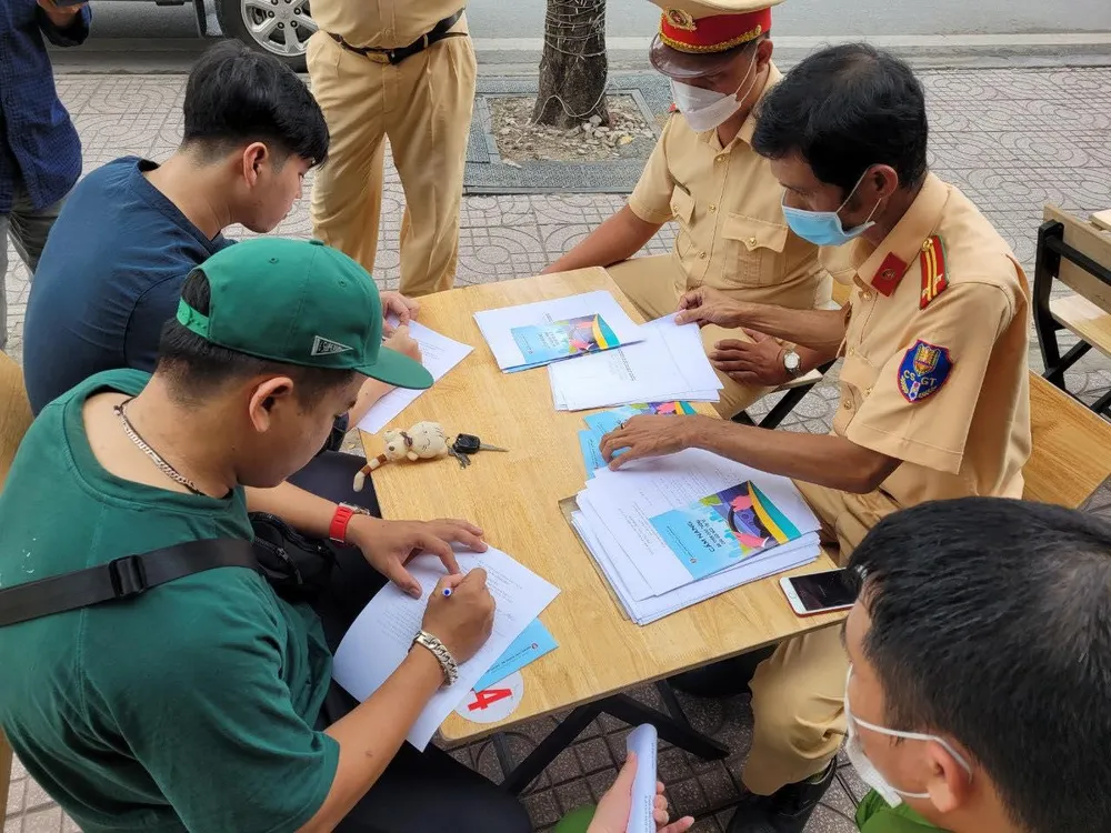 CSGT đề nghị chủ quán báo tin khách say xỉn. Ảnh minh họa: CTV. CSGT đề nghị chủ quán báo tin khách say xỉn. Ảnh minh họa: CTV.