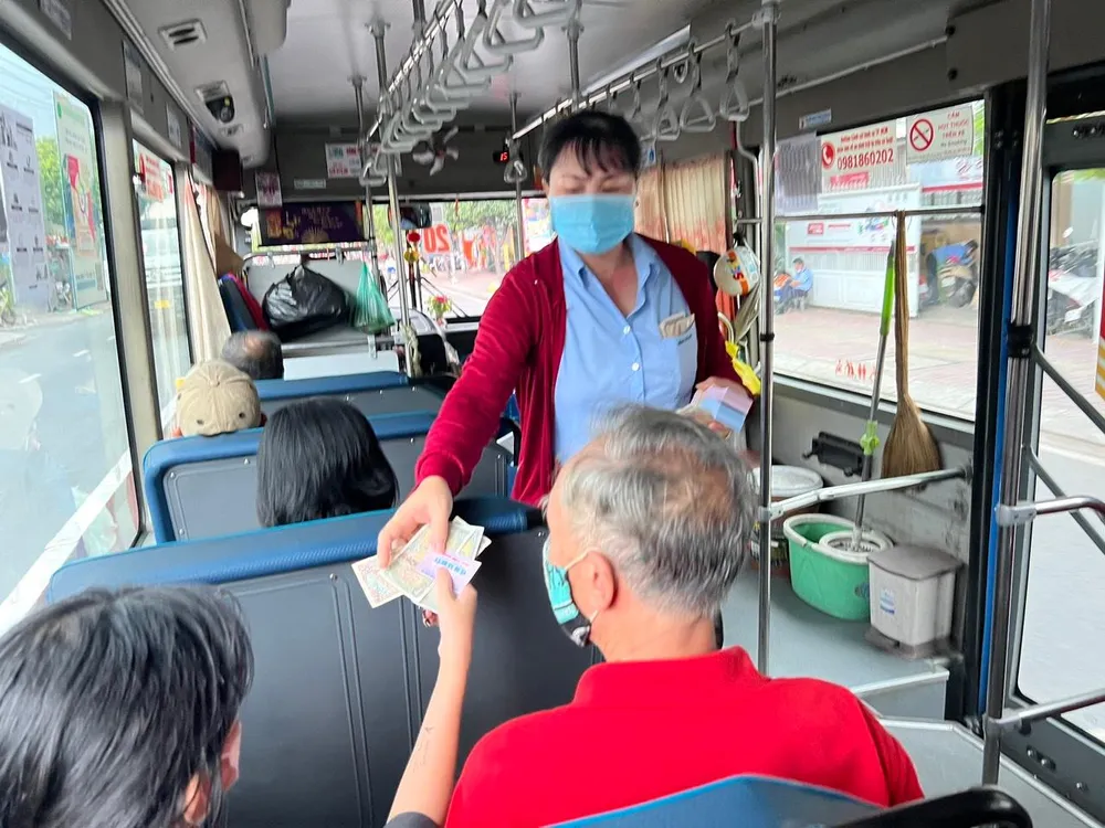 Nhiều tấm gương về tài xế, nhân viên xe buýt được tuyên dương, khen thưởng. Ảnh minh họa: ĐT. Nhiều tấm gương về tài xế, nhân viên xe buýt được tuyên dương, khen thưởng. Ảnh minh họa: ĐT.