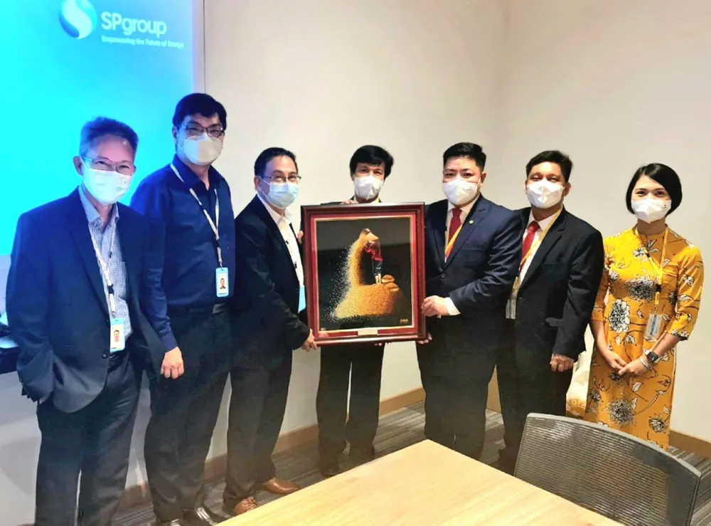 Ông Luân Quốc Hưng – Phó Tổng giám đốc (thứ 3 từ bên phải) thay mặt đoàn công tác EVNHCMC trao tặng tranh cho đại diện Tập đoàn Điện lực Singapore sau buổi làm việc. Ông Luân Quốc Hưng – Phó Tổng giám đốc (thứ 3 từ bên phải) thay mặt đoàn công tác EVNHCMC trao tặng tranh cho đại diện Tập đoàn Điện lực Singapore sau buổi làm việc.