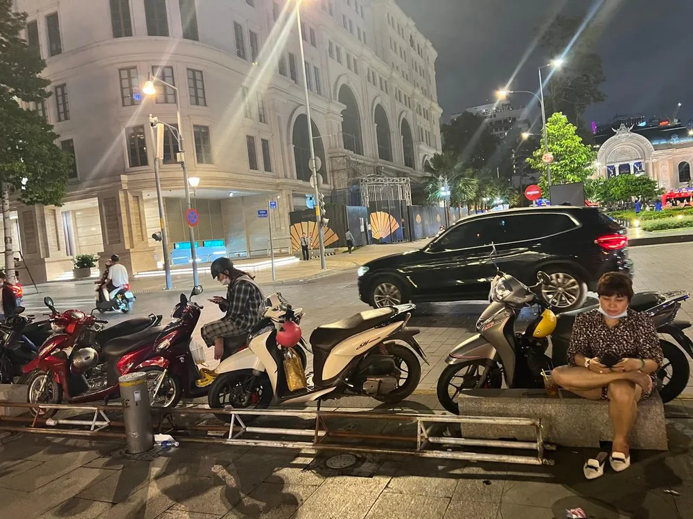 Tại khu vực phố đi bộ Nguyễn Huệ người dân cũng dừng đỗ dọc hai bên đường. Ảnh: ĐT.