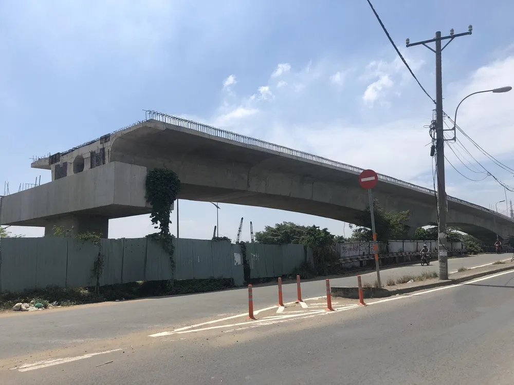 Dự án xây dựng cầu Tăng Long, TP Thủ Đức đã &quot;đứng hình&quot; nhiều năm nay. Ảnh: ĐT.