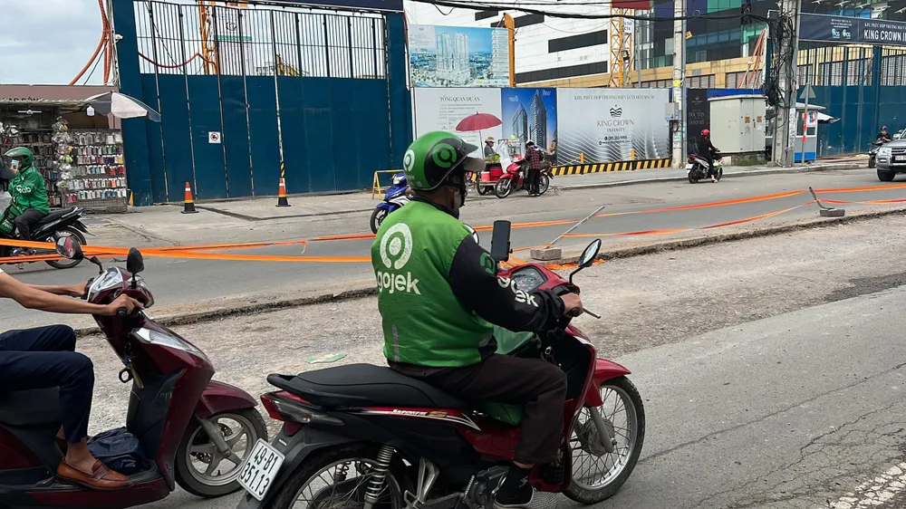 Có nhiều đoạn chưa tái lập nhưng không rào chắn.