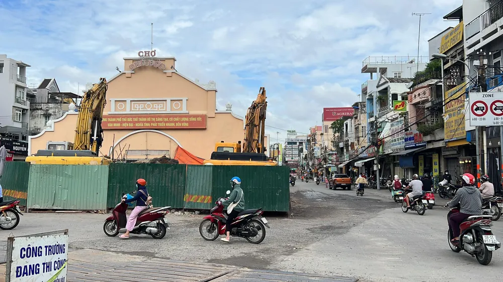 Dự án đang thi công ở khu vực vòng xoay chợ Thủ Đức.
