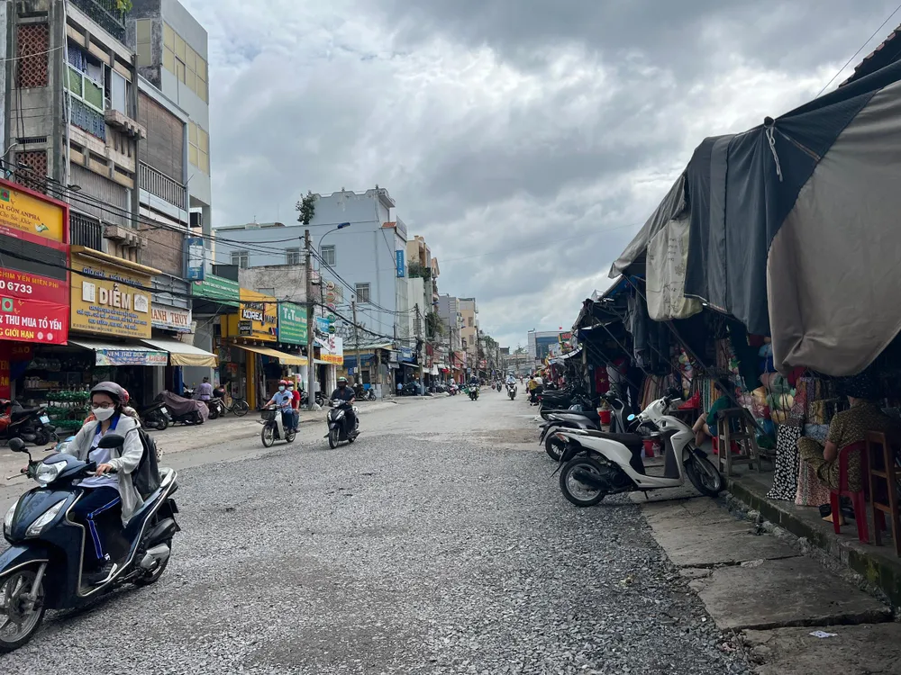 Khu vực bên hông chợ Thủ Đức chưa thảm nhựa.