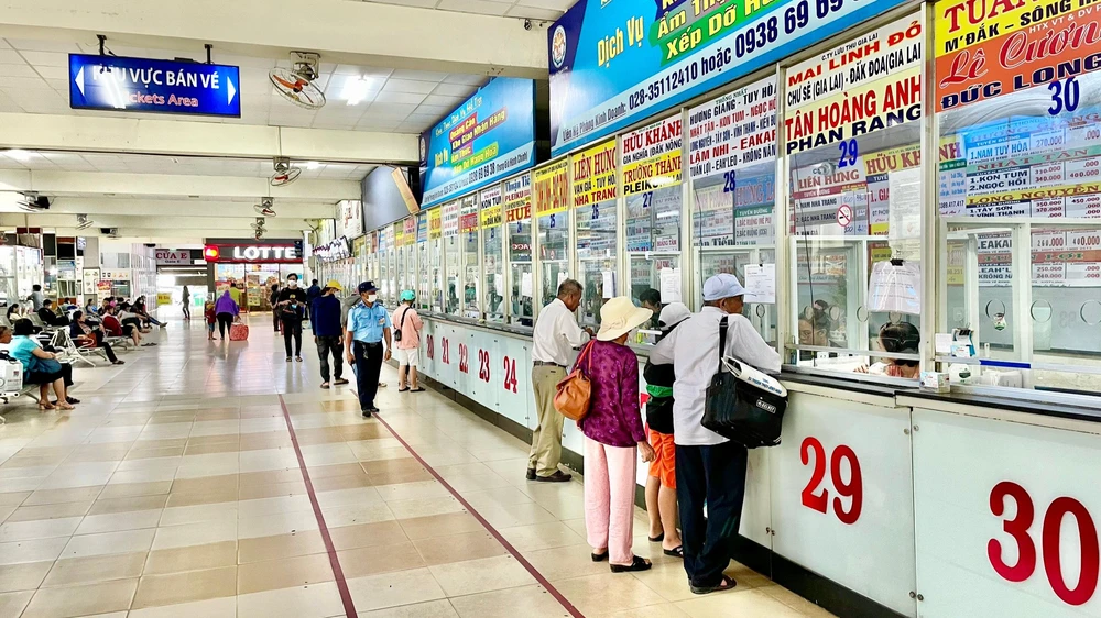 Các hãng vận tải theo tuyến cố định đến nay chưa có đơn vị nào xin giảm giá. Ảnh: ĐT.