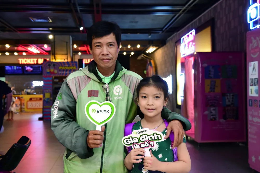 Không kịp thay chiếc áo bạc màu vì mưa nắng, tài xế Ngô Tuấn Nguyên vội về đón con gái để tham dự sự kiện “Nơi ta gọi là Nhà” do Gojek tổ chức.