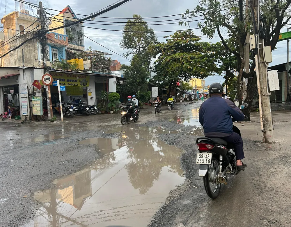 Đường Lò Lu, TP Thủ Đức có nhiều vũng lớn về nước. Ảnh: ĐT. Đường Lò Lu, TP Thủ Đức có nhiều vũng lớn về nước. Ảnh: ĐT.