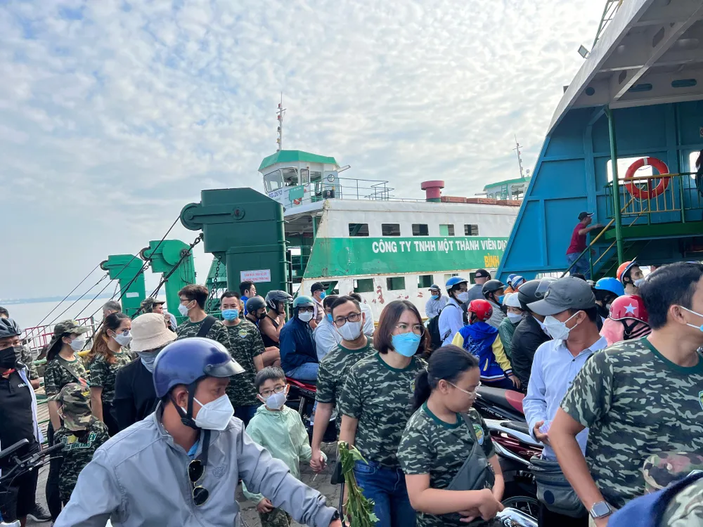 Dịp cuối tuần lượng người dân về Cần Giờ để du lịch khá đông