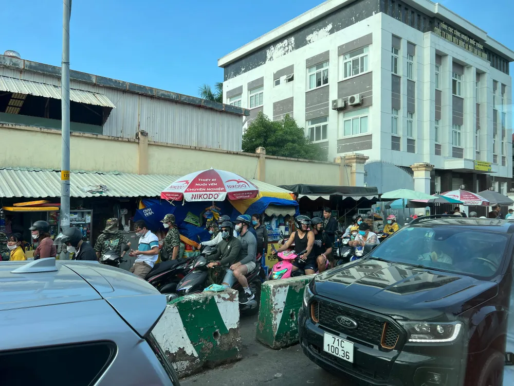 Cảnh xe máy, ô tô xếp hàng dài để chờ đợi lên phà.