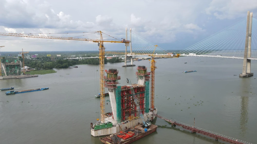 Dự án cầu Mỹ Thuận 2 đang nỗ lực thi công và sẽ về đích vào tháng 12-2023. Ảnh: ĐT.