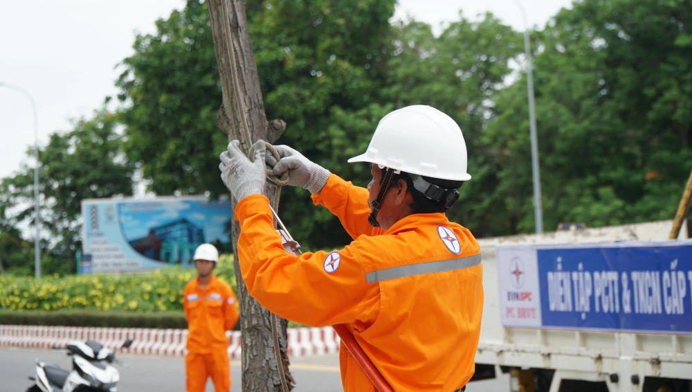 Các đơn vị điện lực phía nam kiểm tra hệ thống điện, bảo đảm các phương án cấp điện an toàn trong mùa mưa bão 2022. Ảnh: EVNSPC.