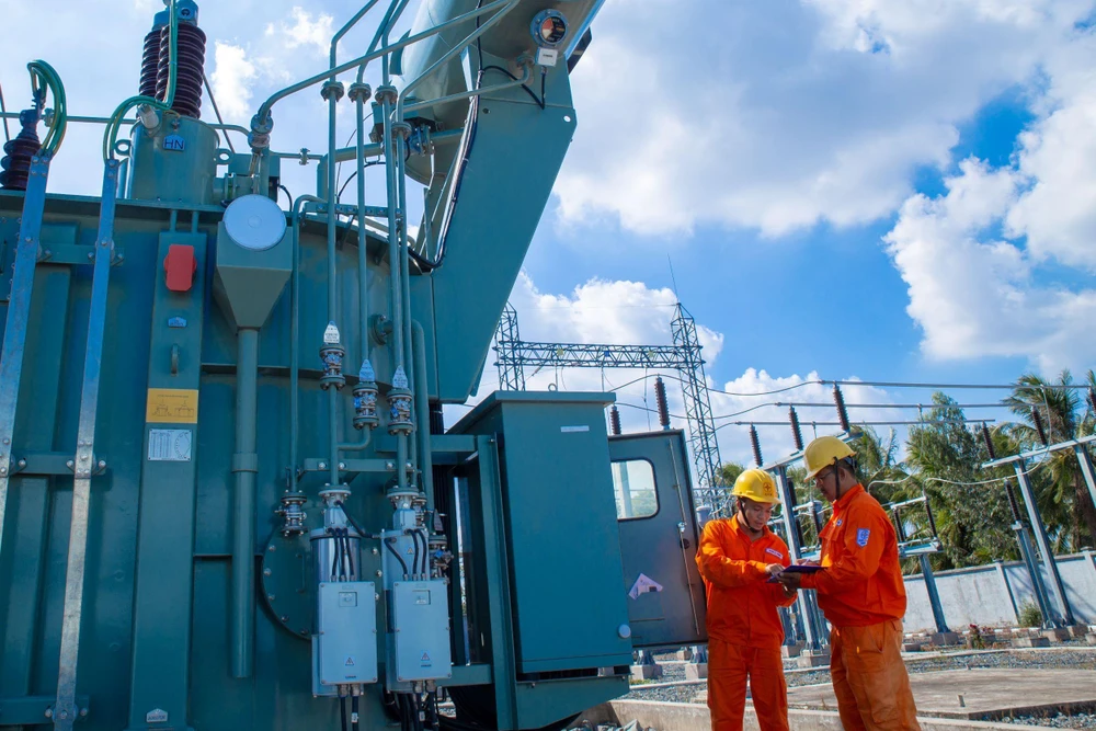 EVNSPC cũng đã tổ chức các đoàn kiểm tra các vị trí xung yếu, các tuyến đường dây vượt sông, điểm giao chéo các tuyến giao thông trên bộ. Ảnh: EVNSPC.