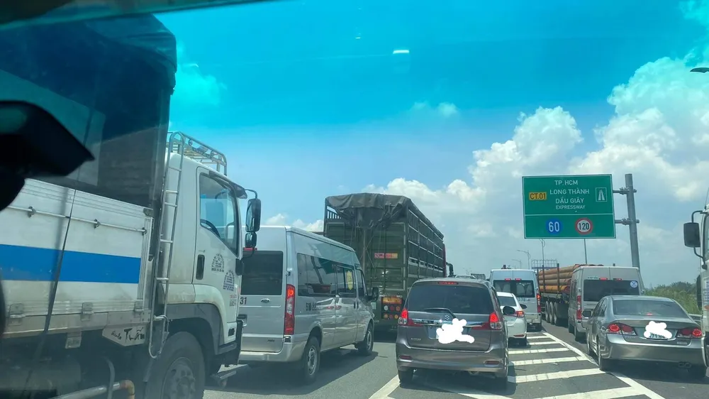 Kẹt xe kéo dài trên cao tốc TP.HCM - Long Thành - Dầu Giây. Ảnh: Trí Đặng. Kẹt xe kéo dài trên cao tốc TP.HCM - Long Thành - Dầu Giây. Ảnh: Trí Đặng.