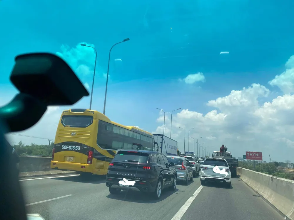 Các phương tiện nhúc nhích từng chút một. Ảnh: Trí Đặng. Các phương tiện nhúc nhích từng chút một. Ảnh: Trí Đặng.