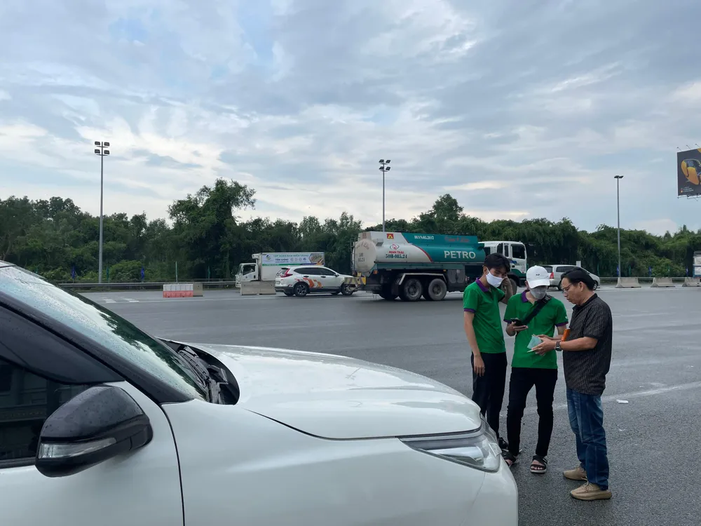 Tỉ lệ dán thẻ ETC ở các tỉnh Đông Nam bộ vẫn ở mức thấp. Ảnh: ĐT.